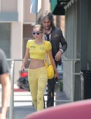 Miley-Cyrus-in-Yellow-Tights-4