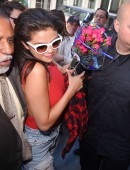 Selena-Gomez-in-Ripped-Jeans-16