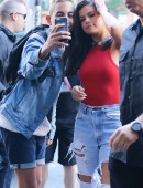 Selena-Gomez-in-Ripped-Jeans-17