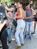 Selena-Gomez-in-Ripped-Jeans-3