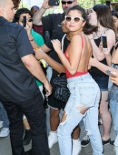 Selena-Gomez-in-Ripped-Jeans-7