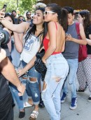 Selena-Gomez-in-Ripped-Jeans-8