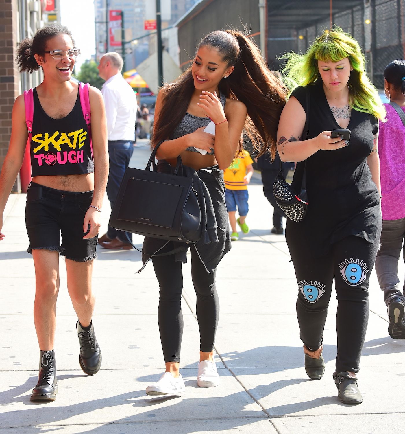 Ariana-Grande-back-from-Gym-1