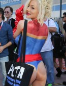 Courtney-Stodden-Promoting-PETA-at-Comic-Con-13