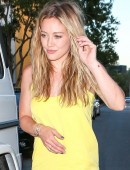 Hilary-Duff-at-Sugarfish-in-Beverly-Hills-7