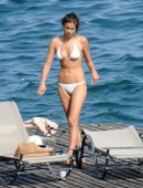 Irina-Shayk-in-Bikini-903