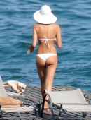 Irina-Shayk-in-Bikini-908