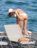 Irina-Shayk-in-Bikini-909