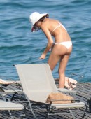 Irina-Shayk-in-Bikini-910