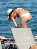 Irina-Shayk-in-Bikini-911
