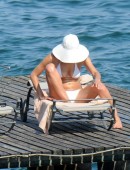 Irina-Shayk-in-Bikini-917