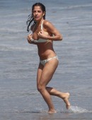 Kelly-Monaco-on-the-beach-in-Malibu-12