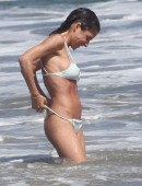 Kelly-Monaco-on-the-beach-in-Malibu-9