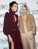 Kendall-Jenner-and-Kylie-Jenner-906