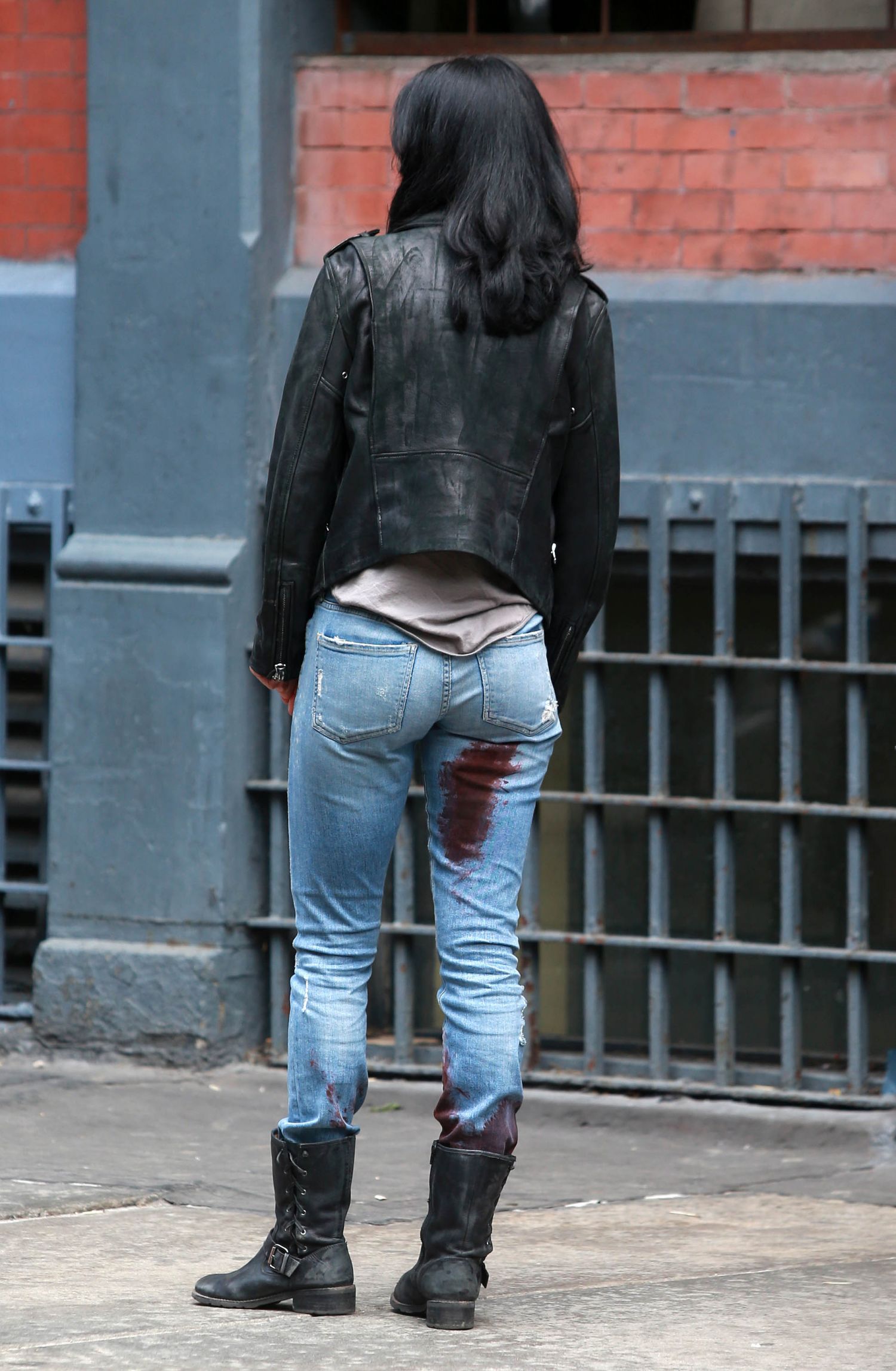Krysten-Ritter-Booty-in-Jeans-Filming-Scenes-for-A-K-A-Jessica-Jones-in-NYC-1