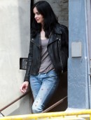 Krysten-Ritter-Booty-in-Jeans-Filming-Scenes-for-A-K-A-Jessica-Jones-in-NYC-4
