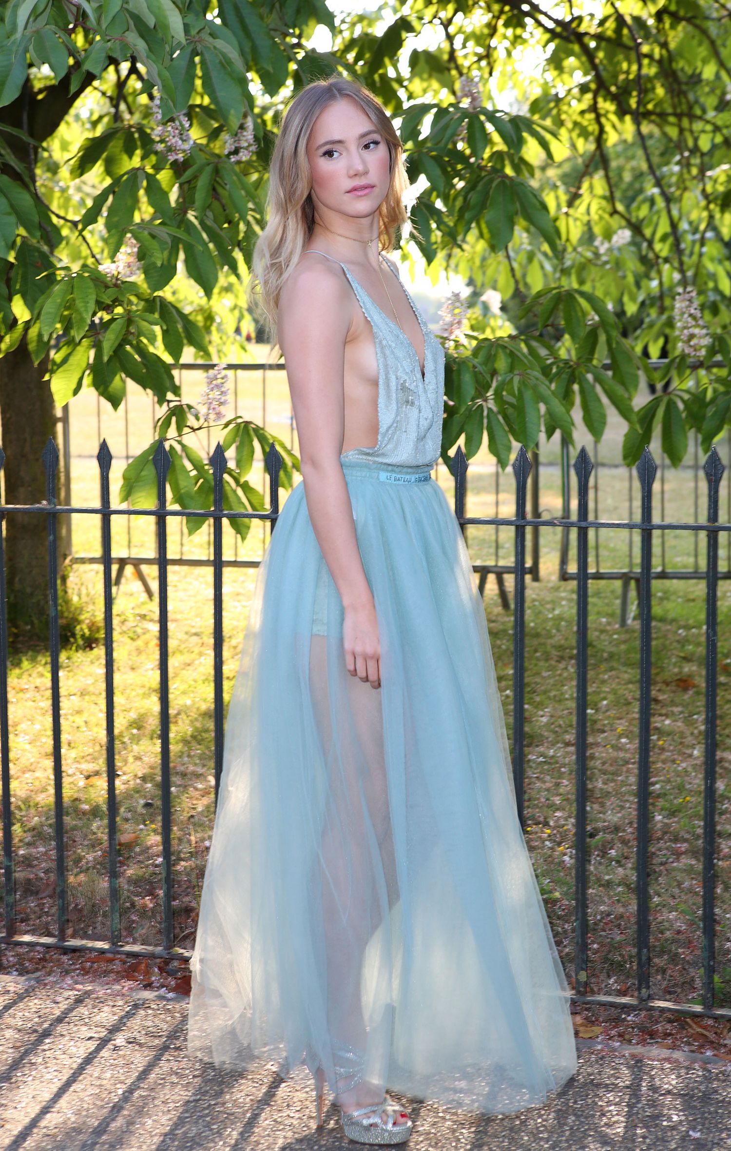 Suki-Waterhouse-755