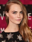 Cara-Delevingne-at-2015-MTV-Video-Music-Awards-4