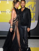 Chrissy-Teigen-981