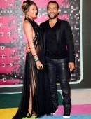 Chrissy-Teigen-982