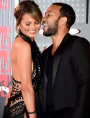Chrissy-Teigen-986