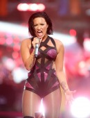 Demi-Lovato-Performing-at-2015-MTV-Video-Music-Awards-10