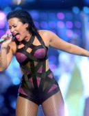 Demi-Lovato-Performing-at-2015-MTV-Video-Music-Awards-11