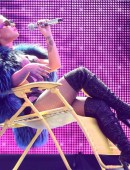 Demi-Lovato-Performing-at-2015-MTV-Video-Music-Awards-6
