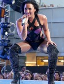 Demi-Lovato-Performing-at-2015-MTV-Video-Music-Awards-7