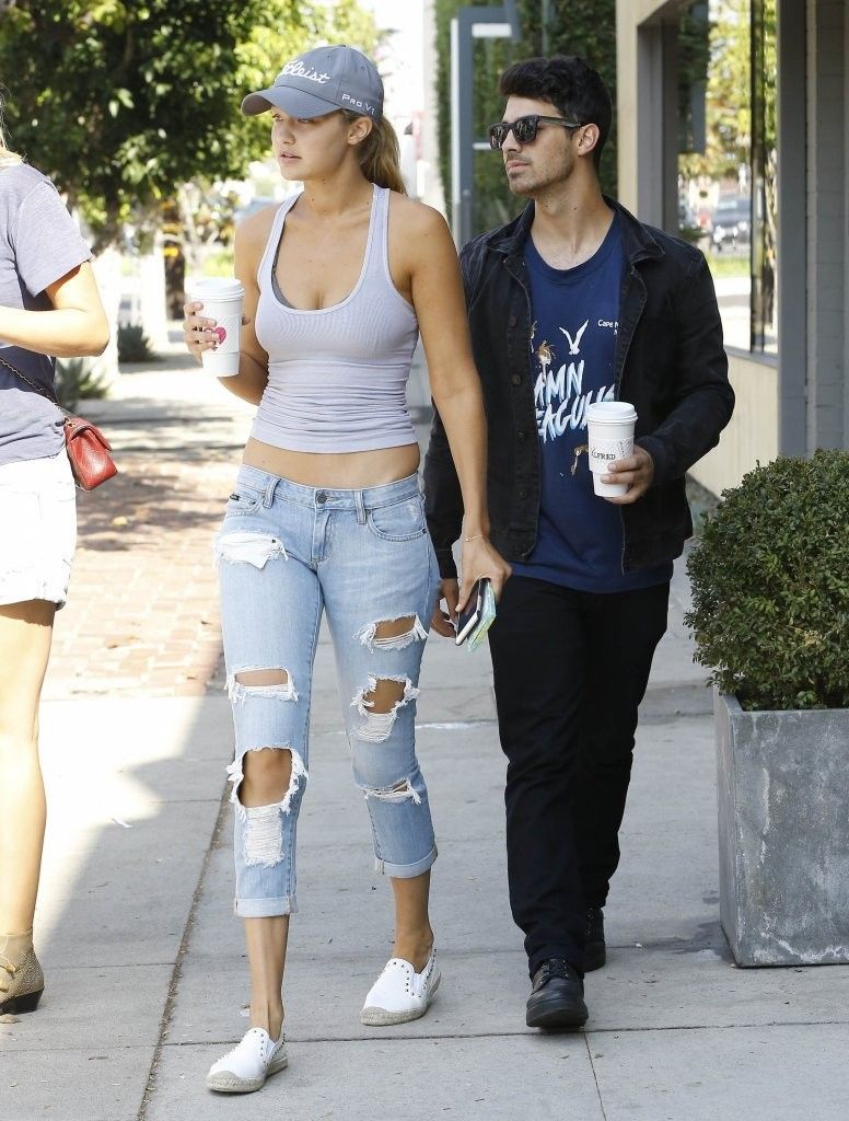 Gigi-Hadid-West-Hollywood-7