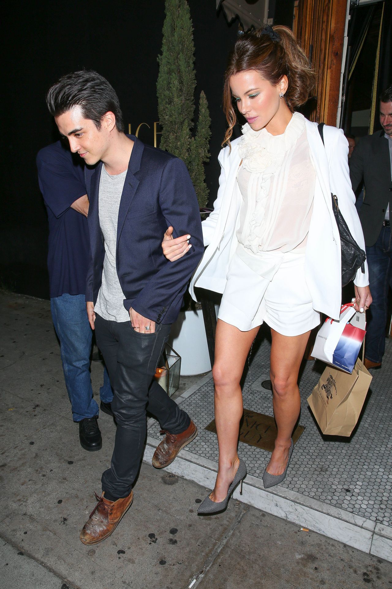 Kate-Beckinsale-Leaving-The-Nice-Guy-253