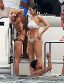 Kendall-Jenner-and-Kylie-Jenner-11