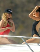 Khloe-Hardashian-and-Kendall-Jenner-16