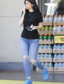 Kylie-Jenner-in-Ripped-Jeans-4