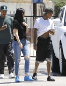 Kylie-Jenner-in-Ripped-Jeans-5