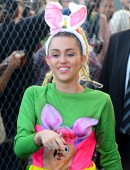 Miley-Cyrus-Arriving-at-Jimmy-Kimmel-Live-9