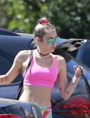 Miley-Cyrus-Hiking-951