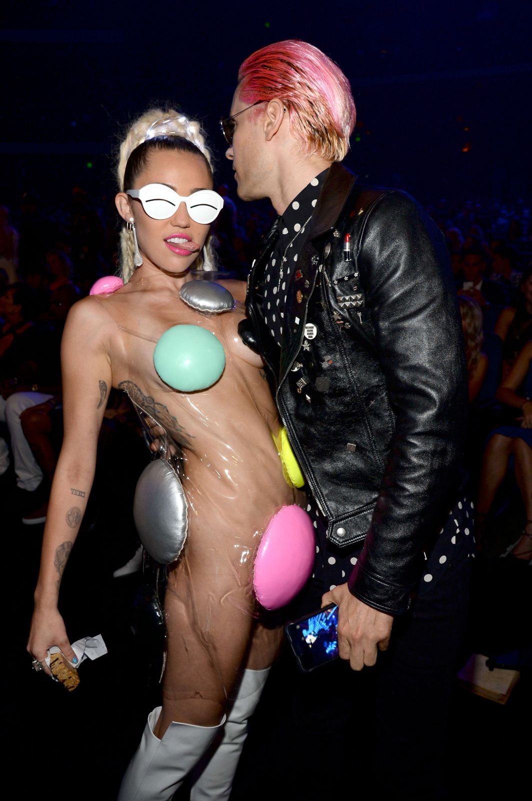 Miley-Cyrus-at-2015-MTV-Video-Music-Awards-1002