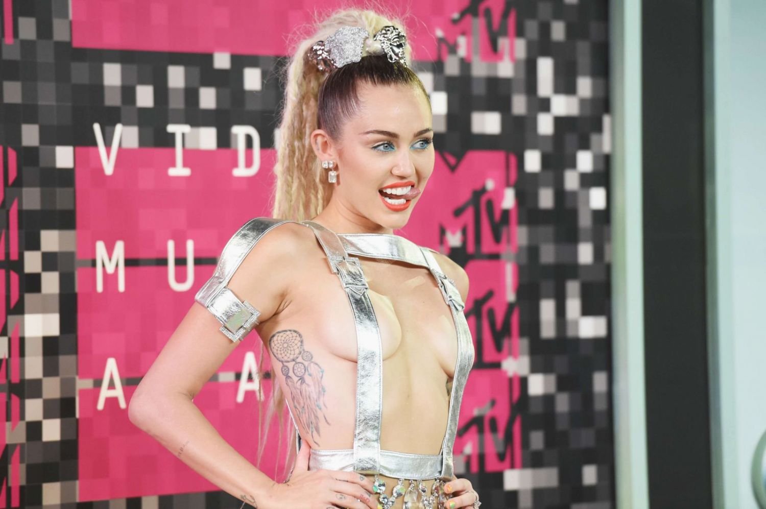 Miley-Cyrus-at-2015-MTV-Video-Music-Awards-984
