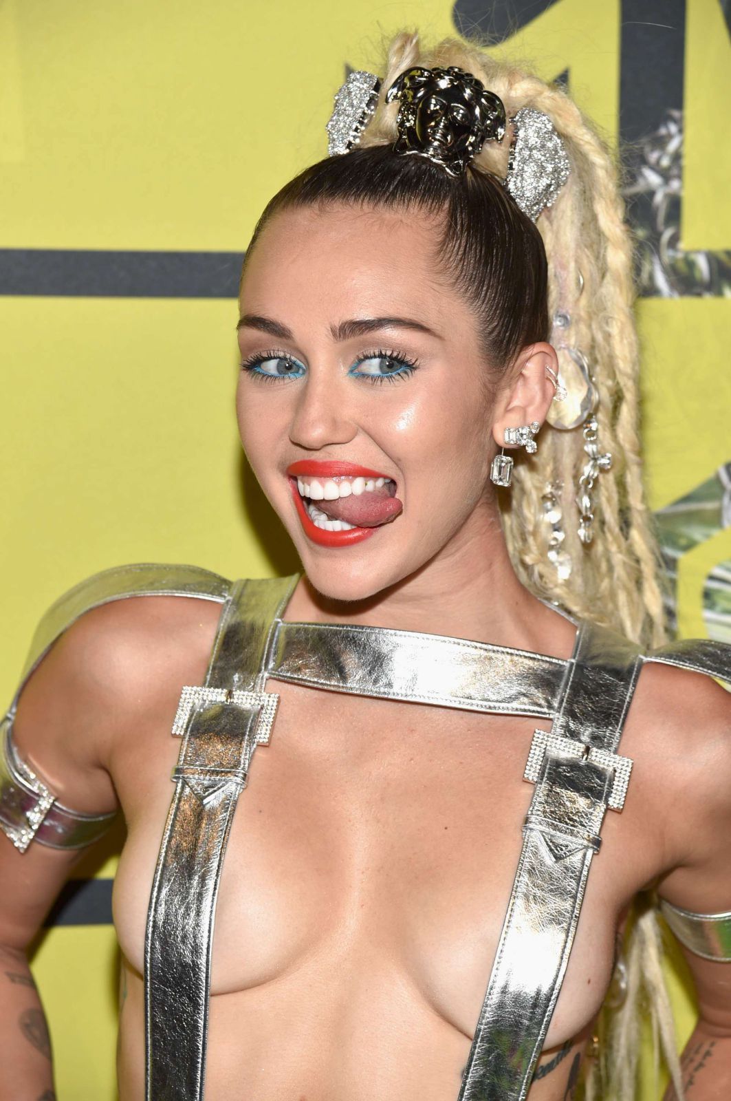 Miley-Cyrus-at-2015-MTV-Video-Music-Awards-985