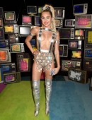 Miley-Cyrus-at-2015-MTV-Video-Music-Awards-986