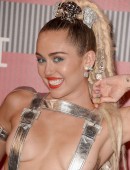 Miley-Cyrus-at-2015-MTV-Video-Music-Awards-987