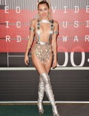 Miley-Cyrus-at-2015-MTV-Video-Music-Awards-989