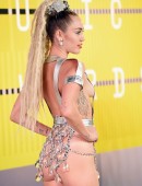 Miley-Cyrus-at-2015-MTV-Video-Music-Awards-993