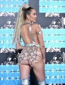Miley-Cyrus-at-2015-MTV-Video-Music-Awards-995