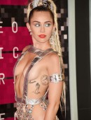 Miley-Cyrus-at-2015-MTV-Video-Music-Awards-996