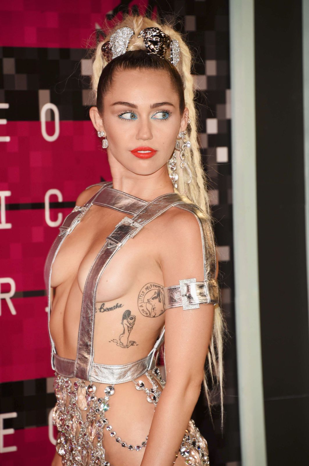 Miley-Cyrus-at-2015-MTV-Video-Music-Awards-996