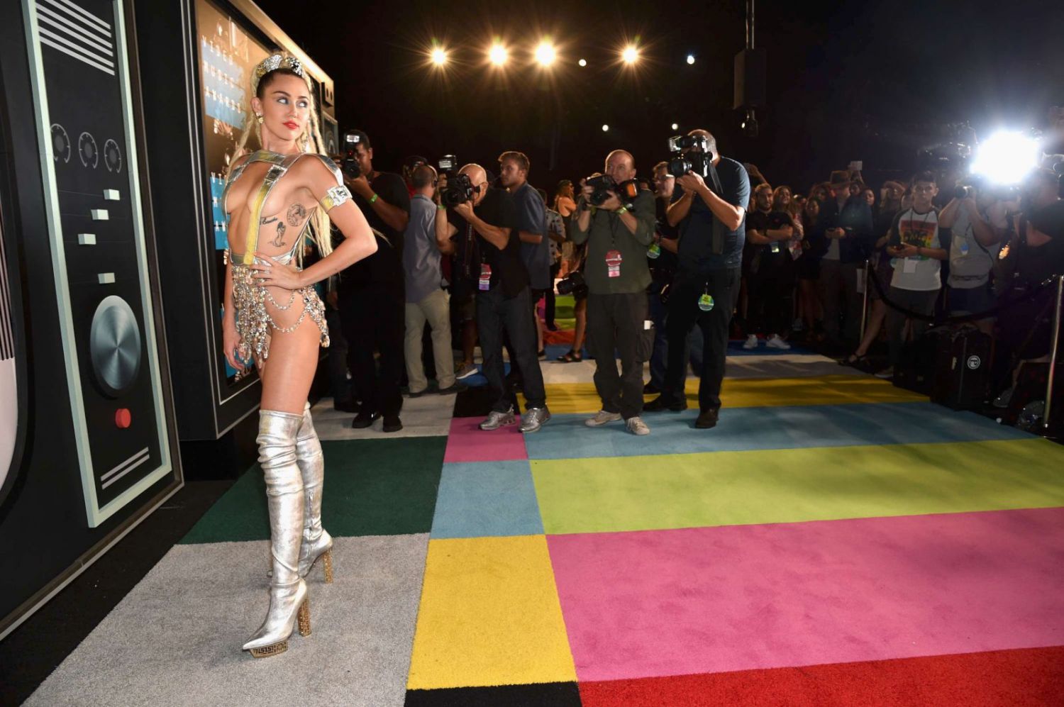 Miley-Cyrus-at-2015-MTV-Video-Music-Awards-997