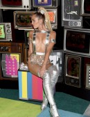 Miley-Cyrus-at-2015-MTV-Video-Music-Awards-999