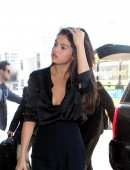 Selena-Gomez-Arrives-at-LA-International-Airport-5